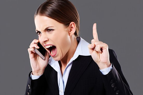 Девушка агрессивно разговаривает по телефону